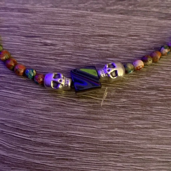 Skull beaded fordite necklace - Picture 3 of 4
